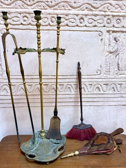 Nécéssaire de cheminée en bronze doré et sculpté d