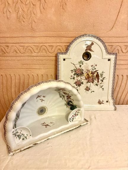 Lave main en faience émaillée à motif Art Nouveau
