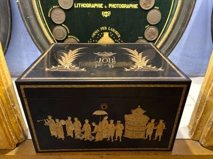 Boîte à courrier en laque noir à décor doré dans l