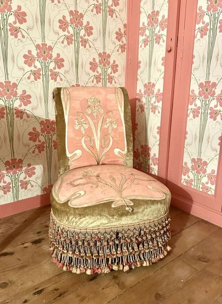 Petite chaise garniture de soie et de velours à mo