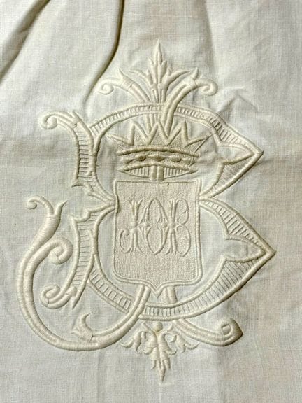 Ensemble de linge dépareillé de lit monogrammé JOB