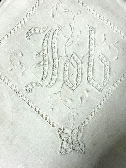 2 nappes et 11 serviettes en métis ajouré chiffrée