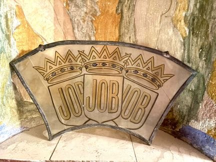 Élément de vitrail au décor de blason JOB sous cou