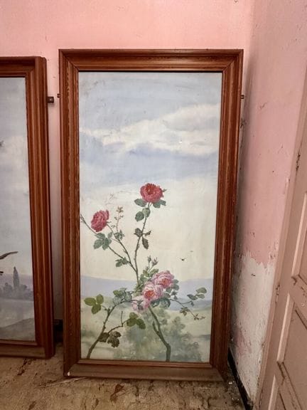 一种木饰件，由一块绘有花卉图案的大型彩绘瓷板组成，镶嵌在带浮雕纹饰的木框内
来源：奥比里城堡