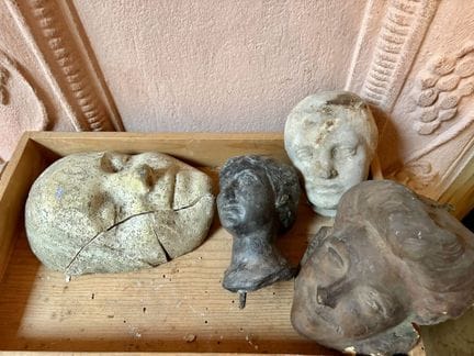 Lot de quatre têtes en plâtre et terre cuite
(acci