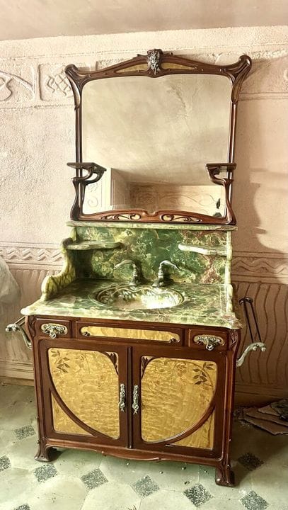 Exceptionnel meuble de toilette en merisier sculpt
