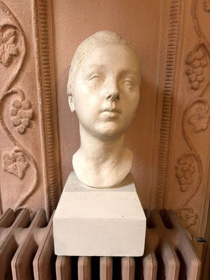 Ecole française vers 1900
Jeune fille
Buste en plâ