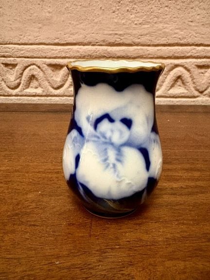 HAVILAND & Cie
Petit vase en porcelaine à fond ble