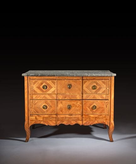 Commode à ressaut central en bois de placage ouvra