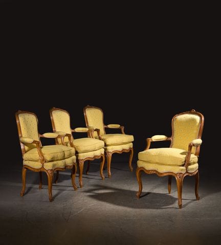 Suite de quatre fauteuils cabriolet en bois nature