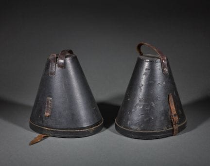 Deux boîtes de transport pour casque à pointe : 
-