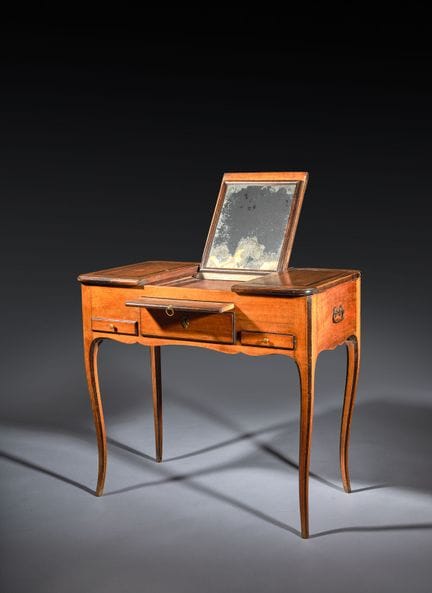 Table de toilette en noyer et bois noirci, ouvrant