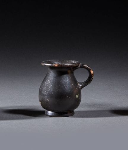 Olpe miniature sur petit piédouche annulaire. 
Ter