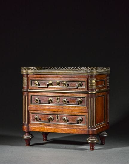 Commode de poupée ou de maîtrise en acajou ouvrant