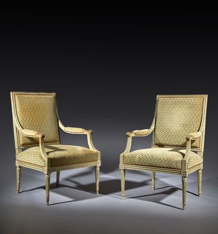 Paire de fauteuil en hêtre mouluré et peint, à dos