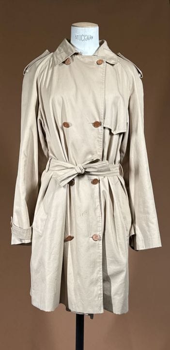 CÉLINE 
米色加巴甸风衣，立领，双排扣，配腰带，两个口袋，长袖为拉格兰袖，肩部饰有纽扣肩章，左