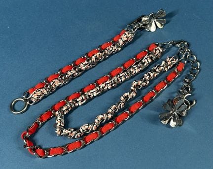 CHANEL 
Double-chain set in silver plated metal, b
