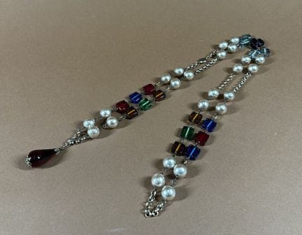 CHANEL
Long necklace with a teardrop-shaped clasp,