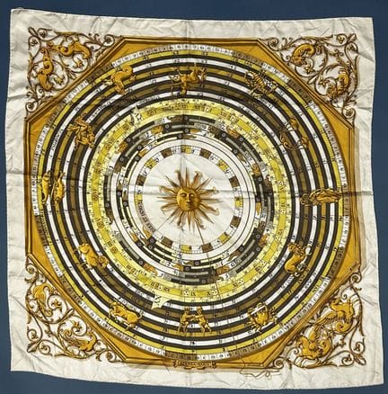 HERMÈS Paris 
Carré scarf in printed silk twill fe
