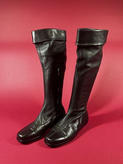 CHANEL Identification
Pair of black leather flat b