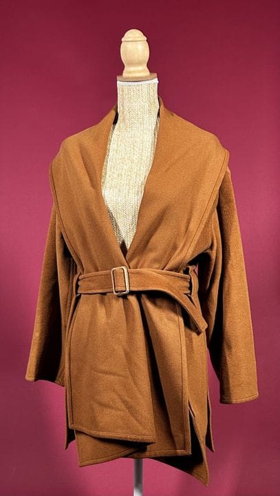 HERMÈS Paris
Camel-colored cashmere jacket in a po
