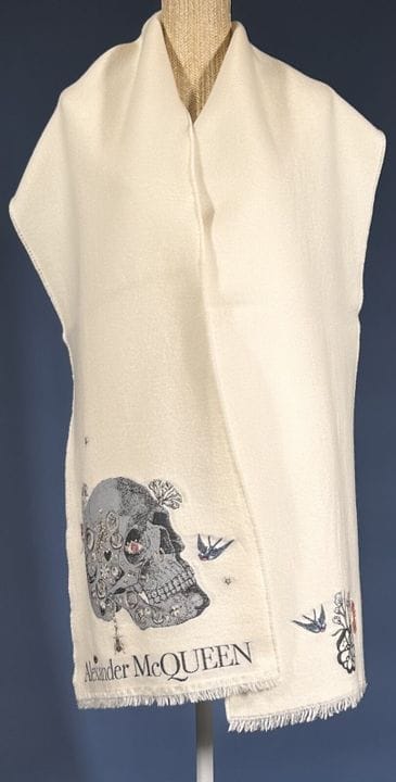 ALEXANDER McQUEEN 
Ivory cashmere scarf with a raw