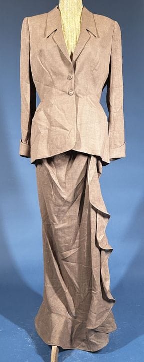 蒂埃里·穆格勒（THIERRY MUGLER）
米色亚麻与羊毛套装，包括一件剪裁领口、单排按扣、两个