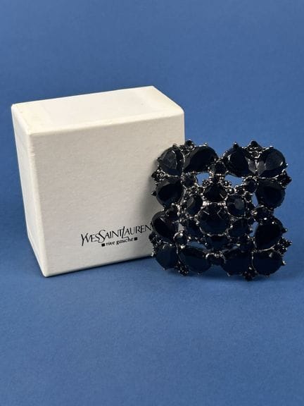 伊夫·圣洛朗（YVES SAINT LAURENT）
一款大型花卉穹顶吊坠胸针，采用上釉镀银的金属制
