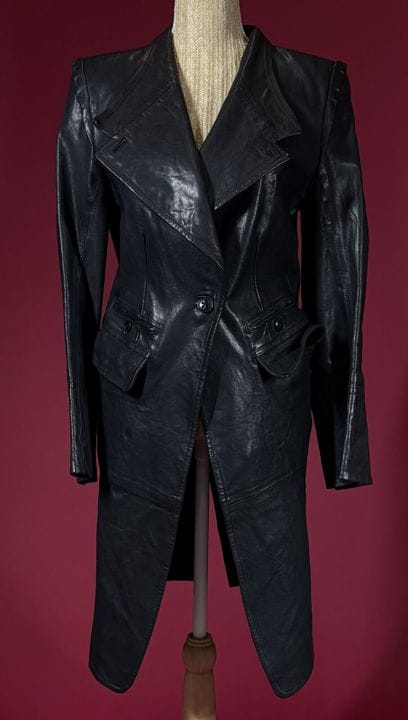 ANN DEMEULEMEESTER 
黑色7/8长皮夹克，宽大锯齿领，单排扣设计，配有四个口袋（其