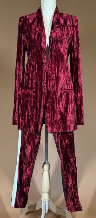 HAIDER ACKERMANN
红色褶皱压纹天鹅绒套装，包含一件披肩领夹克——单排扣搭扣设计、长袖