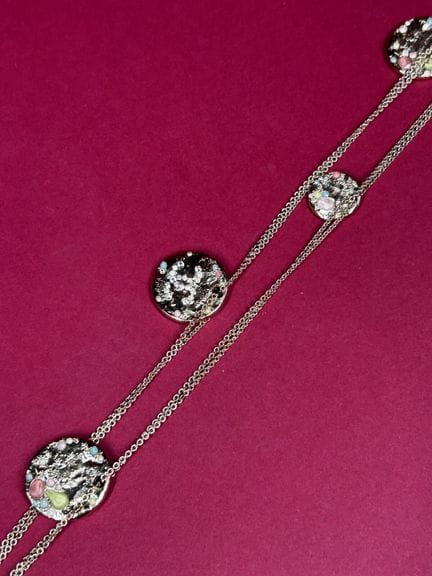 CHANEL 
Long necklace with a double row of fine go