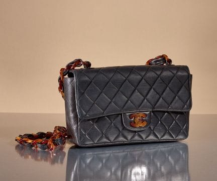 CHANEL 
Classic black quilted leather bag, swiveli