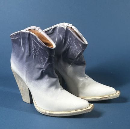 MAISON MARGIELA Line 22
Pair of white leather cowb