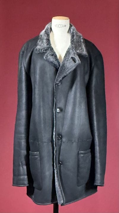 LANVIN 
黑色与灰色混色羊毛外套，男士款，单排扣设计，配有两个贴袋，长袖。 
（需清理少量污渍