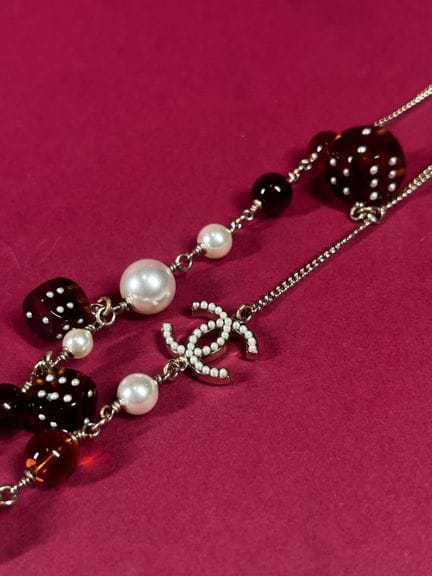 CHANEL
Long necklace with a fine gold-tone metal c
