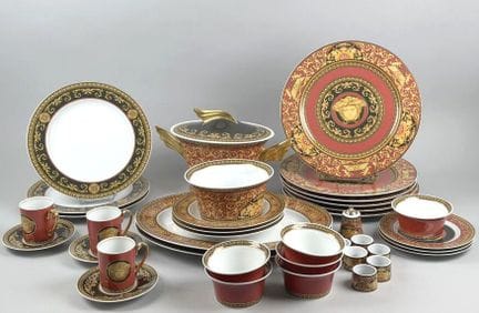 VERSACE - 梅杜莎
瓷质餐具套装，包含六只碗（高：5.7 厘米）、六只餐巾圈、一只餐桌铃、一