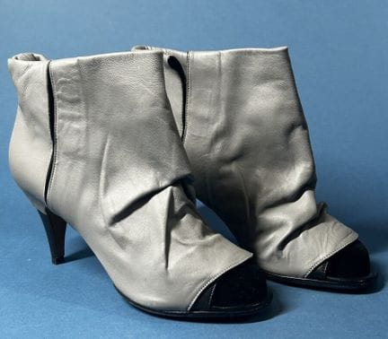 MAISON MARGIELA Line 22
Pair of gray pleated leath