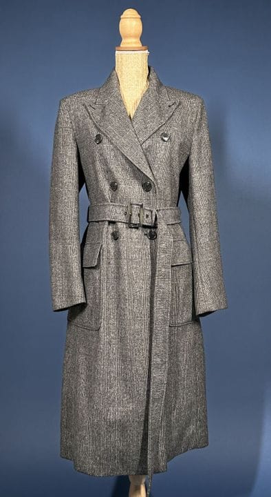 WEEK END MAX MARA
灰色混色格纹羊毛大衣，宽大锯齿形披肩领，双排扣设计，配腰带，两个