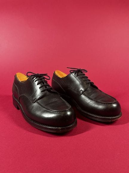 J. M. WESTON 
一双光滑黑色小牛皮德比高尔夫鞋，系带款，橡胶鞋底。 
（已穿过，有磨损。