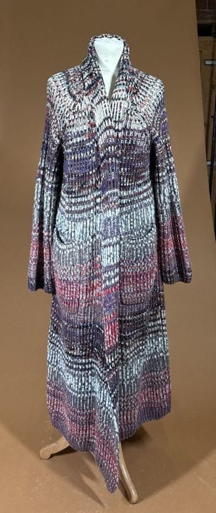 MISSONI 
紫色/蓝色/红色/白色混色罗纹羊毛棉质长款开衫，翻领披肩领，无纽扣设计，配两个贴袋