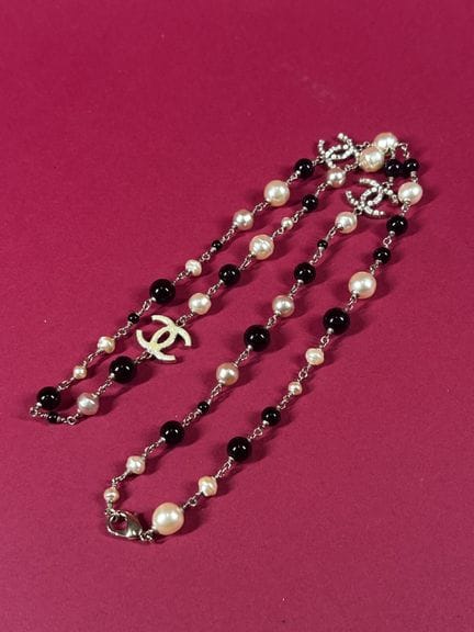 CHANEL
Long necklace composed of twisted costume p