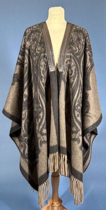 ETRO 
黑色与米色巴洛克印花喀什米尔披肩，饰有流苏边，领口点缀着棕色编织皮革饰带。
均码 

来