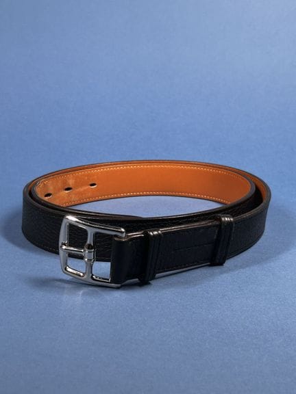 爱马仕（HERMÈS）巴黎 法国制造
黑色托戈皮革腰带，配镀银的金属马镫式腰带扣。
（有少量使用痕迹