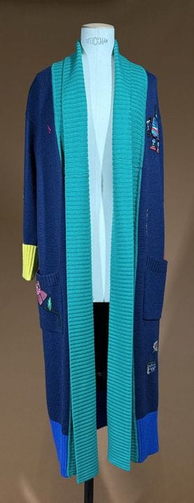 MIRA MIKATI 
海军蓝美利奴羊毛长款开衫，背面饰有彩色“OFF DUTY！”字样，绣有机器