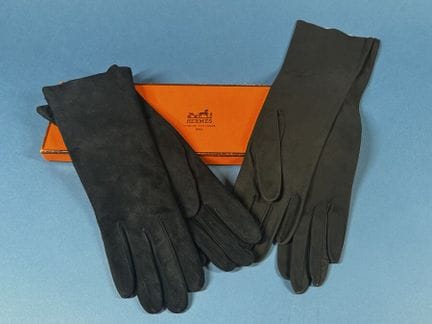 HERMÈS Paris. 
Pair of mid-length black suede glov