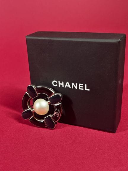 CHANEL
Silver plated pendant brooch with burgundy 
