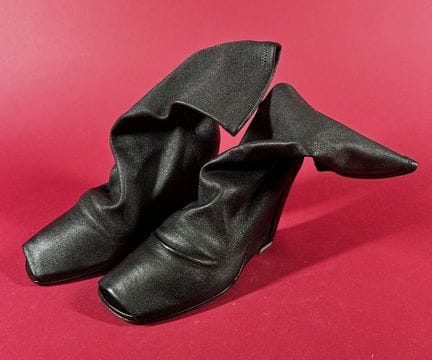 RICK OWENS 
一双黑色皮质露趾坡跟短靴。 
（已更换鞋底。）
标注尺码 39

来源：
-