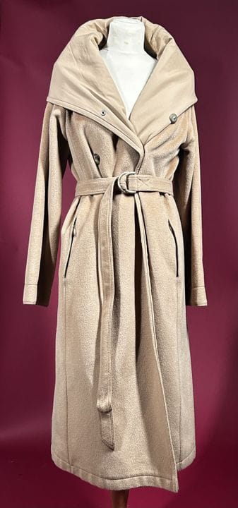 MAX MARA RAINWEAR
Beige reversible hooded coat, on