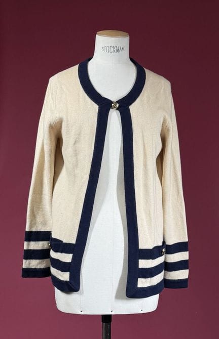 CHANEL 
Two-tone ivory/navy cashmere cardigan, rou
