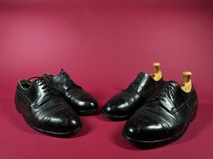 J. M. WESTON 
两双男士系带德比鞋，采用黑色小牛皮制成，鞋头及鞋面饰有花卉镂空图案。
（